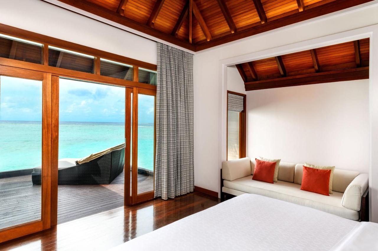 Bungalow über dem Wasser mit Kingsize-Bett und Meerblick