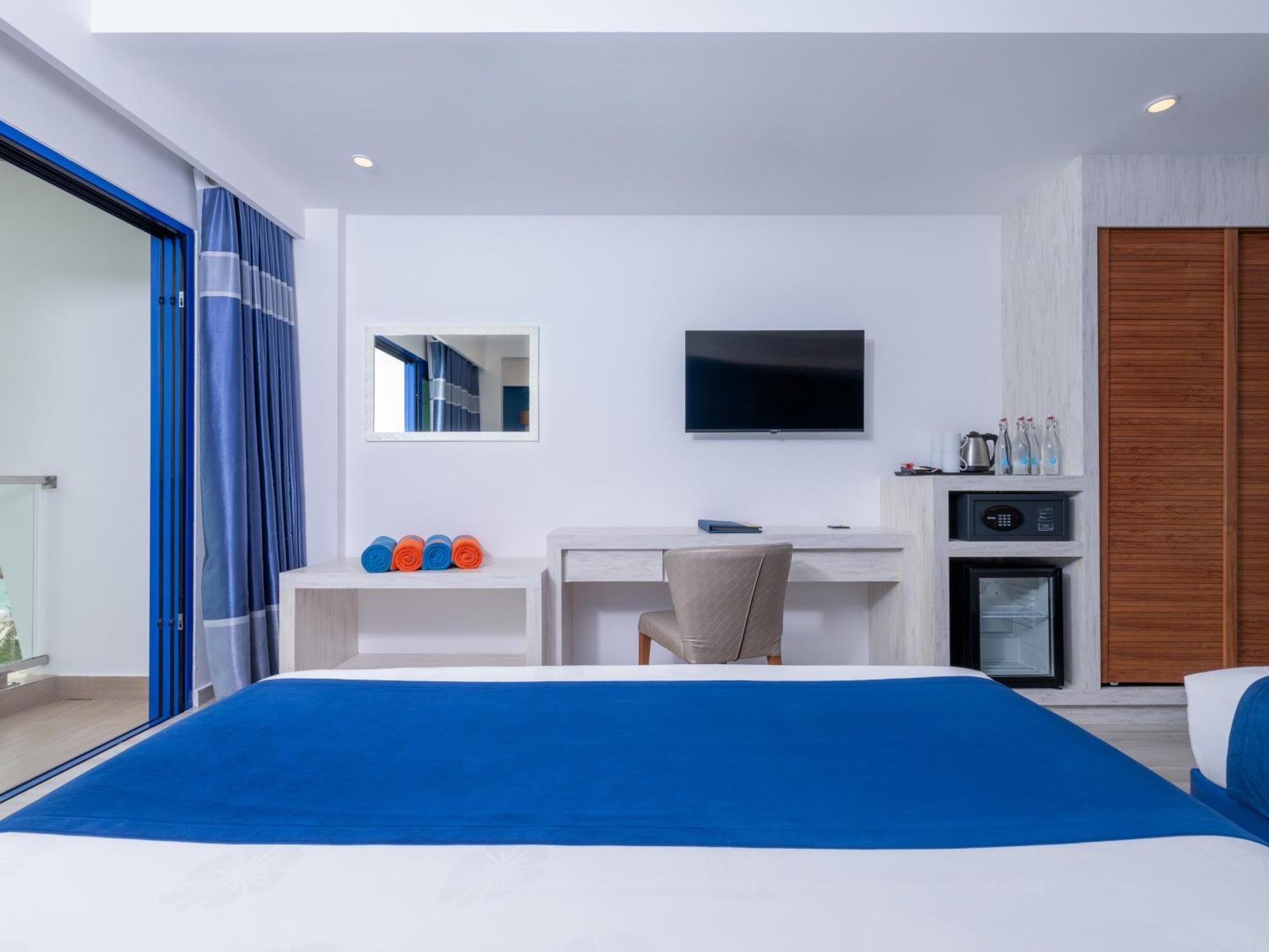 Deluxe Quadruple room Seaview with Balcony