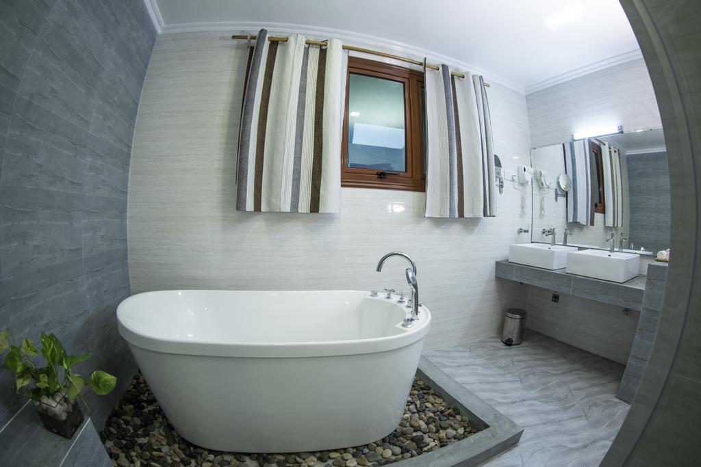 Honeymoon Suite with Jacuzzi