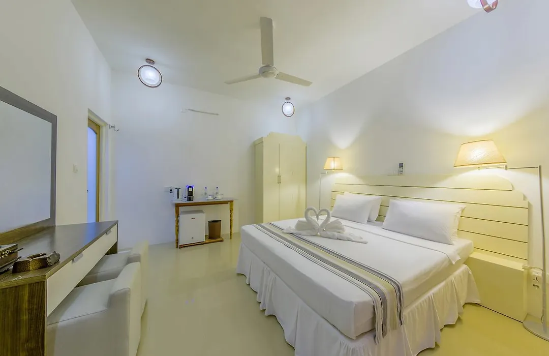 Dhigurah Retreat Beach-1