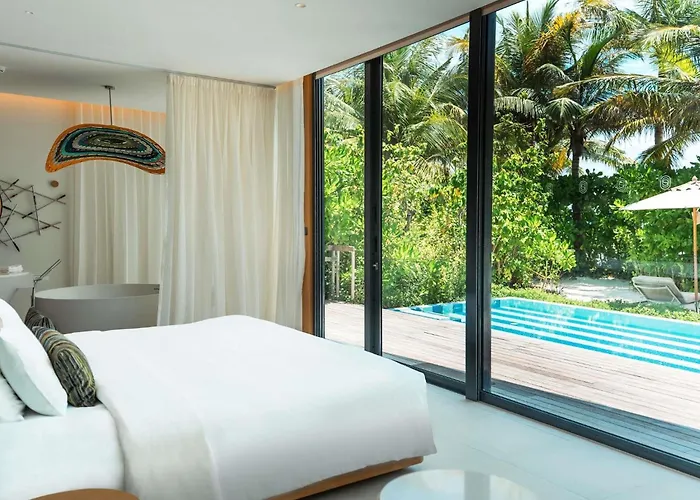 So/ Maldives Hotel Emboodhoo Lagoon